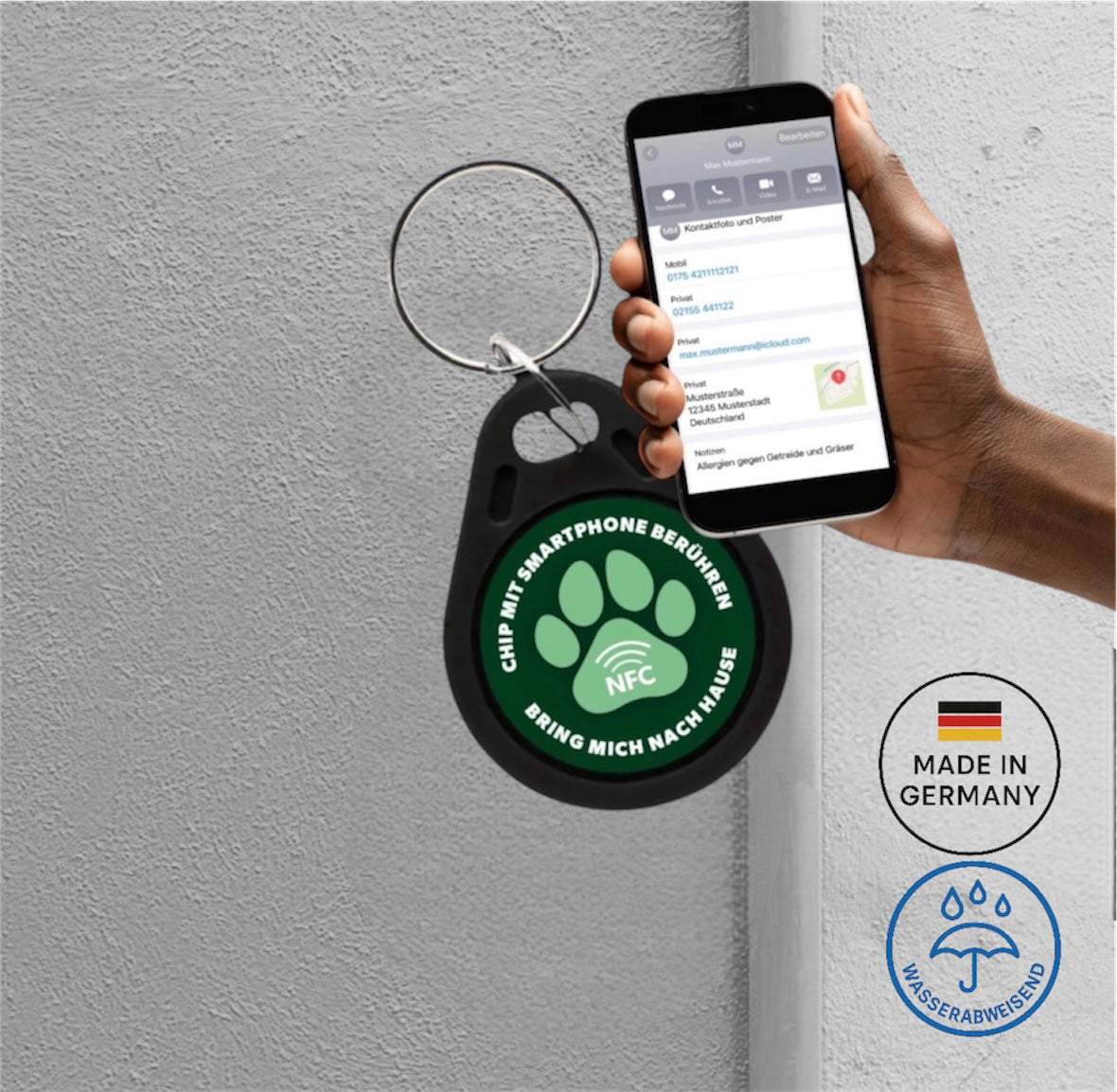 Moderne NFC-Hundemarke eingerichtet für kontaktlose Identifikation – handgefertigt in Deutschland