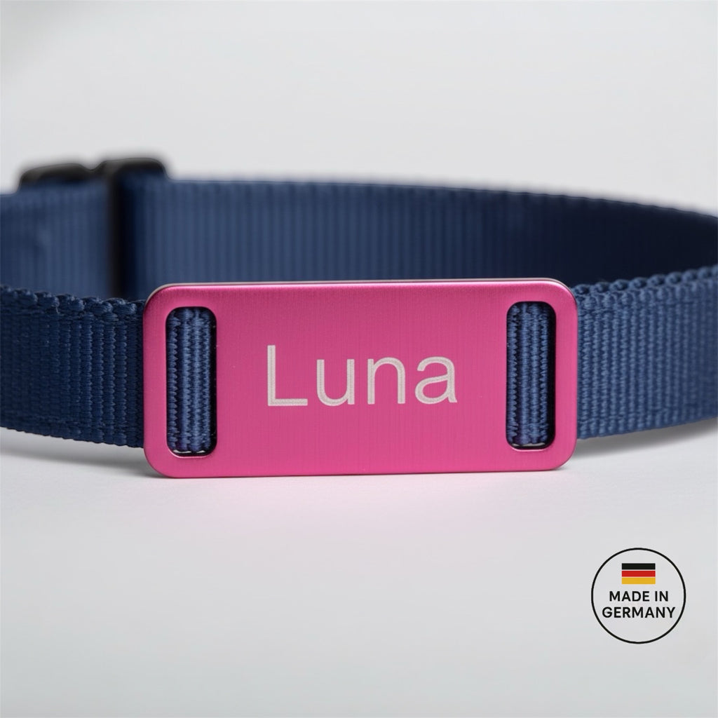 Aluminium Hundemarke für das Halsband gefertigt. inklusive beidseitiger Gravur: Name des Hundes und Adresse und Telefonnummer. Verfügbar in 10 Farben. Schnelle Lieferzeit 1-3 Tage.