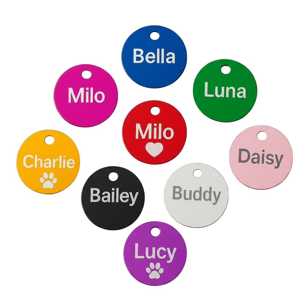 Aluminium Hundemarke in Kreisform/ Rund gefertigt. inklusive beidseitiger Gravur: Name des Hundes und Adresse und Telefonnummer. Verfügbar in 10 Farben. Schnelle Lieferzeit 1-3 Tage.